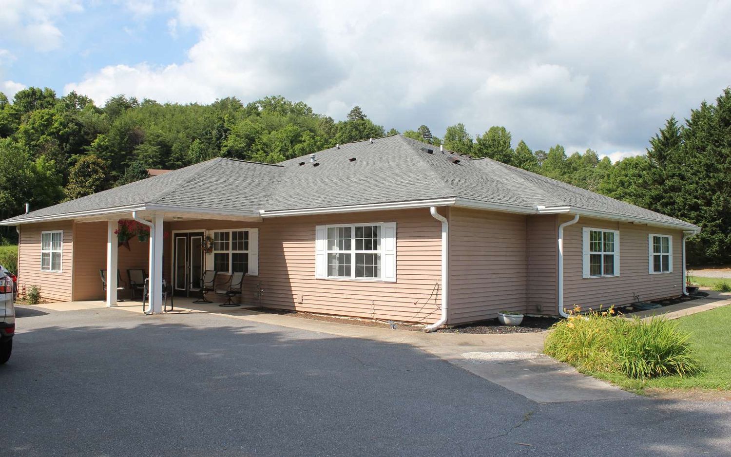 56 W Vineyard Ln, Hayesville, NC 28904